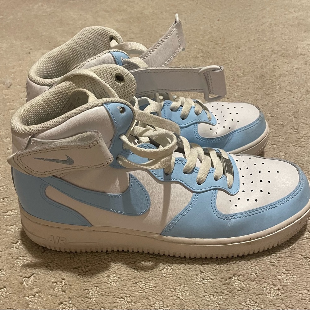 Women’s 7.5 Nike costume painted blue and white shoe